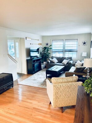 Living area - Wonderful 4-bedroom house in Margate City/ Summer Rental (Margate City)