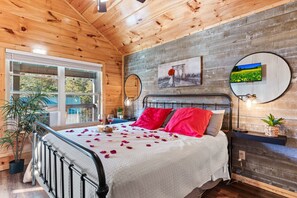 Desk, iron/ironing board, WiFi, bed sheets - Afterglow by Ghosal Luxury Lodging (Sevierville)