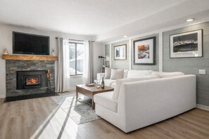 Smart TV, fireplace, DVD player, table football - Walk to Ski Beautifully Renovated 2BR 2BA 645 (Mammoth lakes)