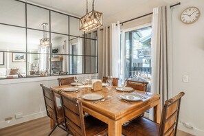 Dining - Walk to Ski Beautifully Renovated 2BR 2BA 645 (Mammoth lakes)