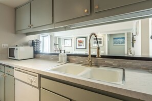 Fridge, microwave, oven, stovetop - Walk to Ski Beautifully Renovated 2BR 2BA 645 (Mammoth lakes)