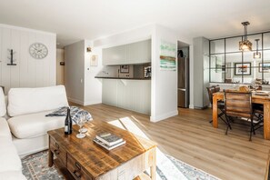 Smart TV, fireplace, DVD player, table football - Walk to Ski Beautifully Renovated 2BR 2BA 645 (Mammoth lakes)