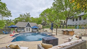 A backyard with a swimming pool, outdoor furniture, and a house. - The Casa Cantera by Six Flags, La Cantera, The Rim. 3Br Home with Pool & Cabana (San Antonio)