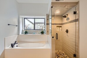 Shower, hair dryer, towels, soap - The Casa Cantera by Six Flags, La Cantera, The Rim. 3Br Home with Pool & Cabana (San Antonio)