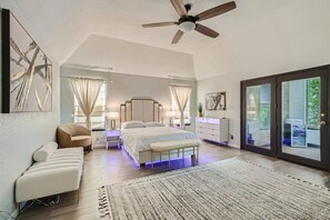 Työpöytä, silitysrauta/-lauta, Wi-Fi, vuodevaatteet