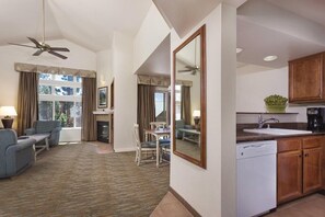 Interior - Spacious 2-bedroom condo in fantastic Stateline  gym access (Stateline)