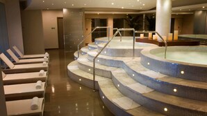 A spa area with a circular hot tub, a staircase leading to a lounge area with towels, and a polished floor. - 12H Luxury Ocean Views of Panama Canal (Panama City)