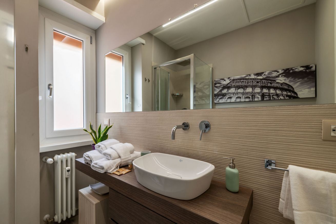 Douche, sèche-cheveux, bidet, serviettes fournies