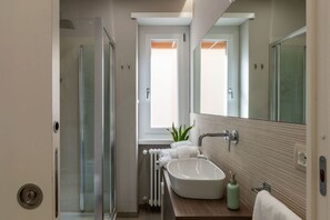 Douche, sèche-cheveux, bidet, serviettes fournies