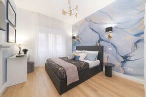 Schreibtisch, schallisolierte Zimmer, Bügeleisen/Bügelbrett