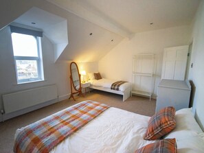 Cottage | 3 bedrooms, individually decorated, individually furnished, free WiFi - The Red Door (Bangor)