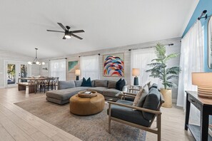 Una televisión, libros, un reproductor estéreo