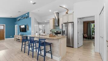 Réfrigérateur, four à micro-ondes, un four, surface de cuisson