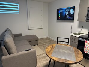 Smart TV - Modern Private 1 Bedroom Suite in Brighton Saskatoon. Close to U of S and RUH (Saskatoon)