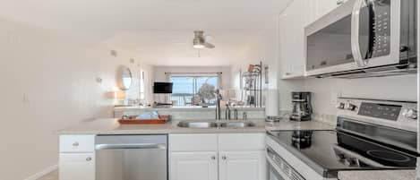 Condo, Plusieurs lits (Carlos Pointe #624) | Cuisine privée