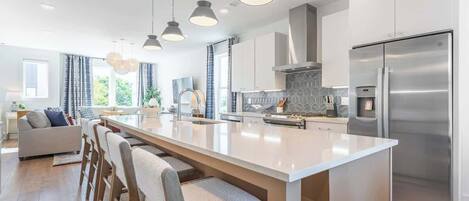 Refrigerador, microondas, horno, placa de cocina