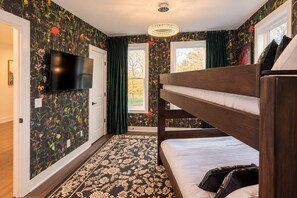 Room - Chic Nash Retreat|Private Rooftop, Hot Tub & Views (Nashville)