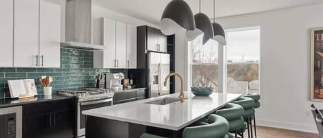 Refrigerador, microondas, horno y parrilla de estufa