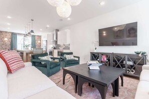 TV, offices - Upscale 4BR Home w/Rooftop, Hot Tub & Views!7 Beds (Nashville)