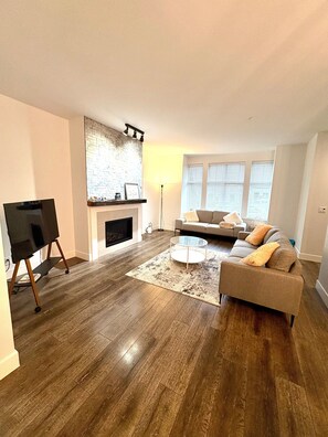 TV - Modern 3 bedroom duplex home in Langley (Langley Township)