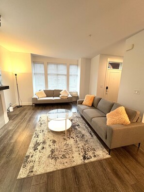 TV - Modern 3 bedroom duplex home in Langley (Langley Township)