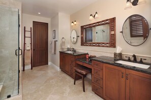 Regadera, secadora de cabello, bidet, toallas 