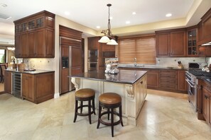 Private kitchen - 3-bedroom house in delightful CDM Village 2 blocks to Beach (Corona Del Mar)