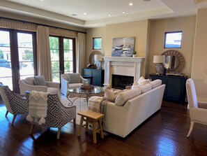 Living area - 3-bedroom house in delightful CDM Village 2 blocks to Beach (Corona Del Mar)