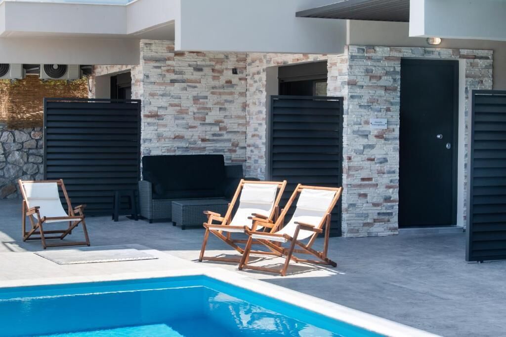 季节性开放的室外游泳池，日光浴躺椅