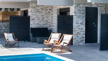 Piscina externa sazonal, espreguiçadeiras