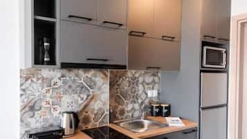 Deluxe Apartment, Sea View | Private kitchen