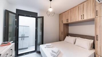 Apartamento luxo, vista para o mar | Quartos à prova de som, ferros/tábuas de passar roupa, Wi-Fi de cortesia