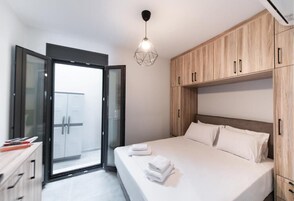 Apartamento Deluxe, vistas al mar | Sistema de insonorización, tabla de planchar con plancha, wifi gratis