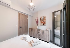 Soundproofing, iron/ironing board, free WiFi - Amaryllis Luxury Apartment (Nikiana)