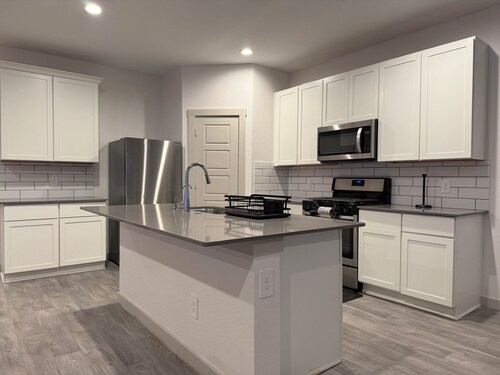 Spacious 5 BR 3 Bath with Ping Pong Table and Air Hockey