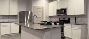 Spacious 5 BR 3 Bath with Ping Pong Table and Air Hockey