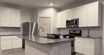 Spacious 5 BR 3 Bath with Ping Pong Table and Air Hockey