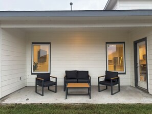 Terrace/patio - Spacious 5 BR 3 Bath with Ping Pong Table and Air Hockey (Houston)