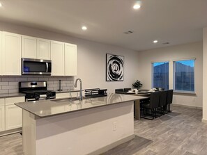 Private kitchen - Spacious 5 BR 3 Bath with Ping Pong Table and Air Hockey (Houston)