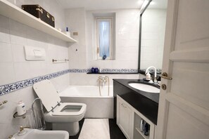 Ducha, secador de pelo, bidé y toallas