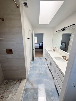 Ducha, toallas, jabón y papel higiénico