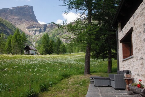 Cozy typical chalet with panoramic mountain views, pets allowed and garden