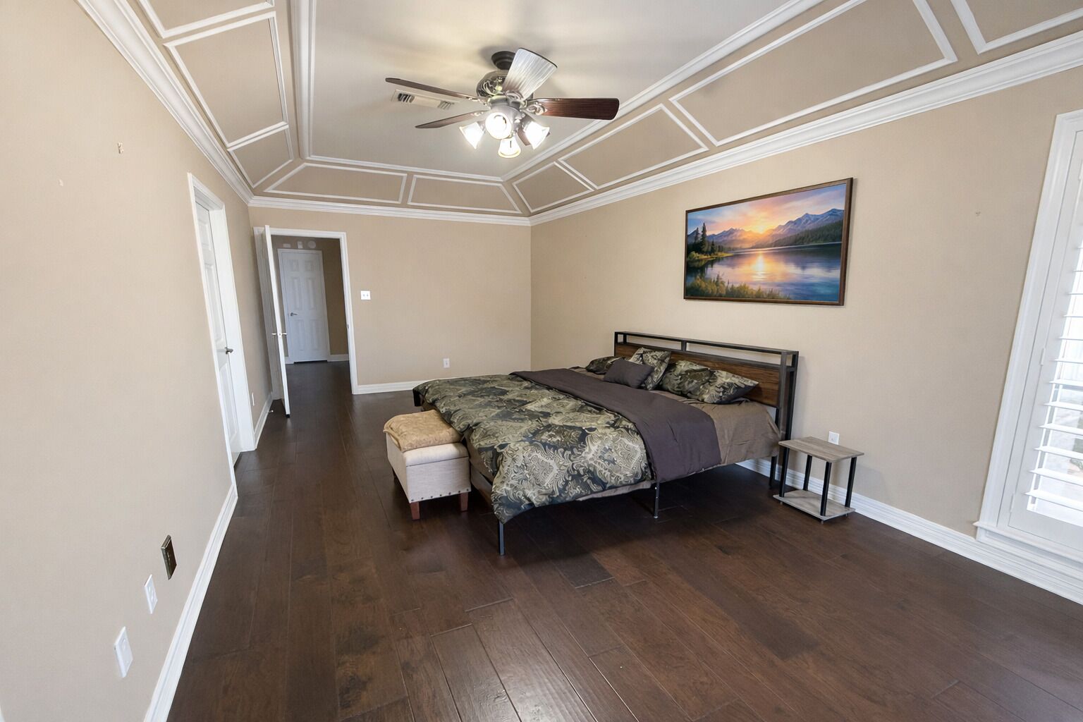 3 室のベッドルーム、デスク、WiFi (無料)、ベッドシーツ