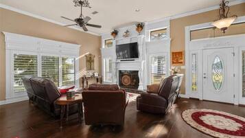 Smart TV, chimenea, reproductor de DVD y estéreo