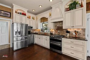 Fridge, microwave, oven, stovetop - Lakefront 3BR - Boathouse, Pier, Big Yard, RV & Parking (Shreveport)