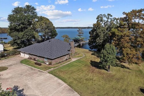 Lakefront 3BR - Boathouse, Pier, Big Yard, RV & Parking