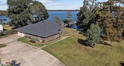 Lakefront 3BR - Boathouse, Pier, Big Yard, RV & Parking