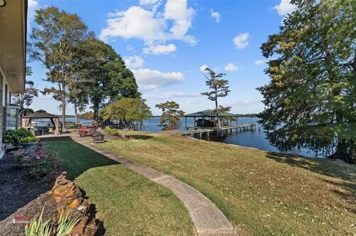Romantic 3BR Lakefront: Slip, Pier, RV, Parking 