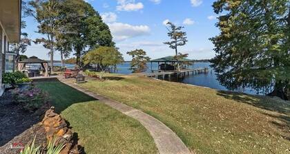 Romantic 3BR Lakefront: Slip, Pier, RV, Parking