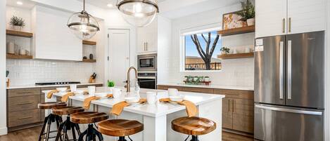 Refrigerador, microondas, horno, placa de cocina